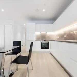 Spacious Modern Apartment London